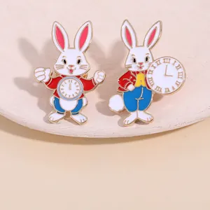 Detalle del broche de conejo en esmalte colorido con esfera de reloj vintage y oro