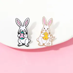 Detalle de pines de esmalte de conejo de Pascua coloridos en una bandeja blanca