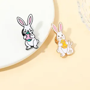 Primer plano de broches de conejo de Pascua esmaltados con huevos de colores