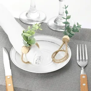 Portatovaglioli fatti a mano con eucalipto e perle di legno per decorazione tavola