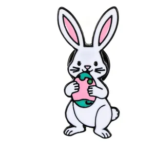 Lindo pin de esmalte de conejo blanco sosteniendo un huevo de Pascua con cierre de mariposa