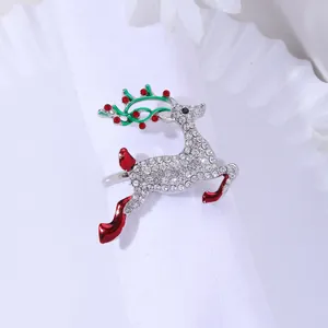 Détail d'un rond de serviette renne argenté avec strass et touches d'émail rouge