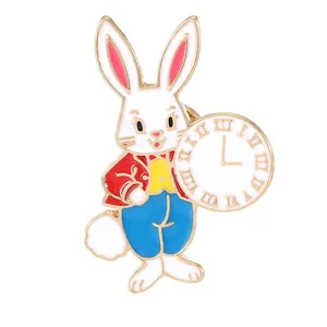 Broche de esmalte de conejo de dibujos animados con chaqueta roja y reloj de bolsillo