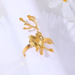 Détail du rond de serviette en forme d'orchidée dorée orné de strass étincelants