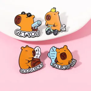 Détail de l'ensemble de pins en émail de capybara cartoon avec quatre designs drôles