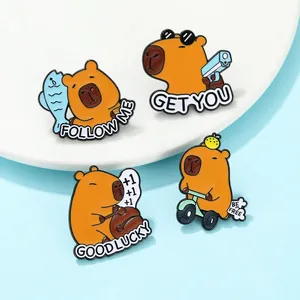 Détails de quatre pin's en émail Capybara amusants avec personnages et slogans humoristiques
