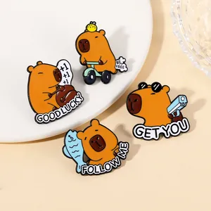 Vue détaillée de quatre pin's en émail capybara avec divers slogans de motivation mignons