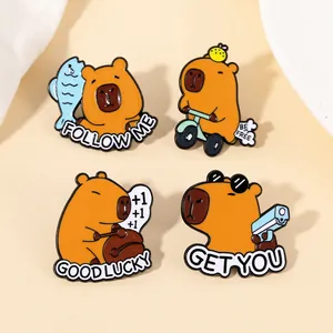 Vue macro détaillée de quatre pin's en émail capybara avec des motifs mignons