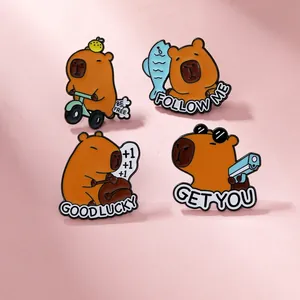 Lot de quatre pin's émaillés Capybara cartoon avec motifs Be Free et Good Lucky sur fond mauve