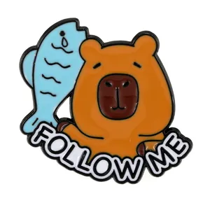 Épingle en émail Capybara mignon avec poisson bleu et texte Follow Me décoratif