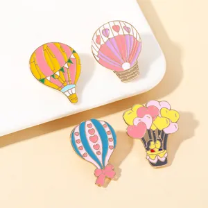 Détail de quatre broches montgolfières en émail coloré avec finition en alliage doré