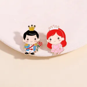 Detail niedlicher Emaille-Pins mit einem Cartoon-Prinzen mit Rose und einer Prinzessin in Rosa