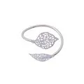 Bague ouverte argentée élégante présentant un design de feuille évidée aux détails fins