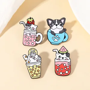 Vue détaillée de quatre broches en émail de chats et chiens dans des tasses colorées
