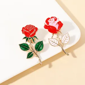Details der roten und rosa Emaille-Rosenbrosche mit eleganten goldenen Metallkanten
