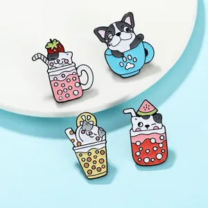 Vue détaillée de quatre badges mignons en émail représentant des chats et chiens en boissons