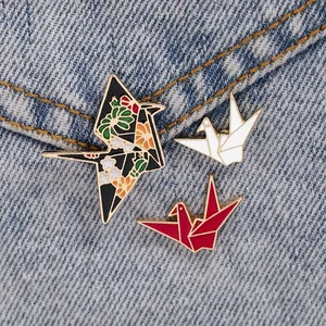 Japanese Style Origami Crane Brooch Alloy Enamel Pin Cute Bird Badge Floral Pattern For Women Jewelry Versatile Clothing Decoration