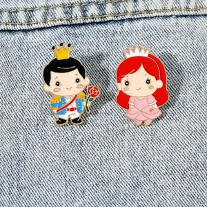 Niedliches Emaille-Anstecknadel-Set mit kleinem Prinz und Prinzessin auf Denim-Hintergrund