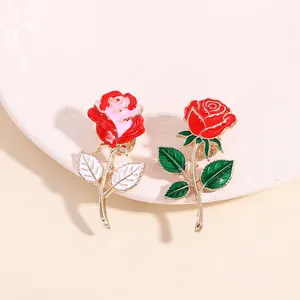 Detail von Emaille-Rosen-Broschen mit Goldrand in Rot und Rosa für Kleidungszubehör