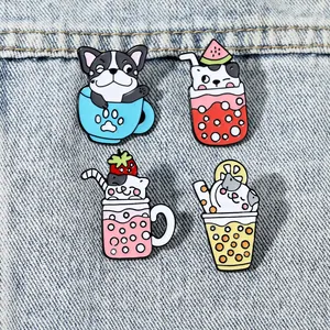 Lot de quatre broches chat en émail avec motifs nourriture et boba tea sur denim bleu