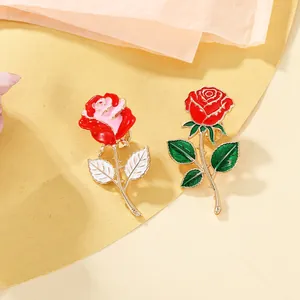 Detaillierte Nahaufnahme von Rosen-Emaille-Pins mit elegantem Goldrand für Accessoires