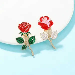 Detailansicht von Emaille-Rosen-Broschen mit Goldrand in Rot und Rosa-Weiß-Farbverlauf
