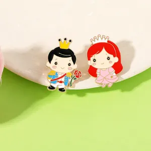 Nahaufnahme süßer Emaille-Anstecknadeln mit Prinz- und Prinzessin-Motiv in bunten Farben