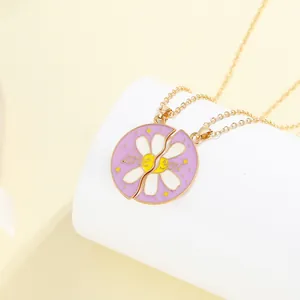Pärchen-Halsketten mit lila Gänseblümchen-Anhänger und Love You Gravur in Gold-Optik