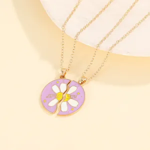 Detail der Partnerhalskette mit geteiltem Blumenherz und LOVE YOU Gravur