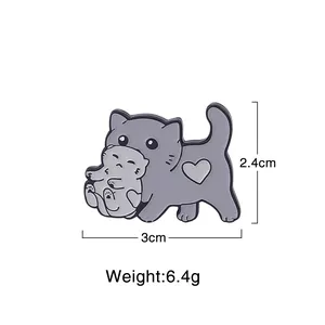 Broche en émail chat mignon avec maman chat portant son chaton 3x2,4 cm