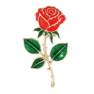 Eleganter roter Rosen-Emaille-Anstecker mit grünen Blättern und Vergoldung auf Weiß
