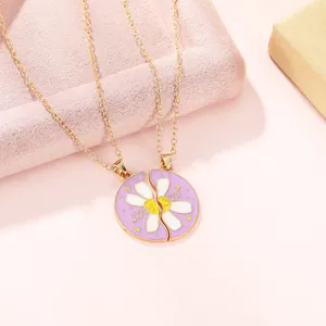 Detailansicht der lila Emaille-Gänseblümchen-Anhänger mit Love You Text auf Goldkette