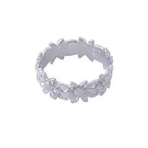 Polished silver floral daisy ring featuring continuous flower patterns for women