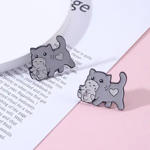 Détail de broche en émail chat mignon, maman chat portant son chaton avec motif cœur