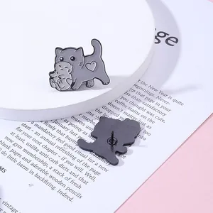 Broche chat en émail avec motif cœur et chaton, vues avant et arrière sur socle rose