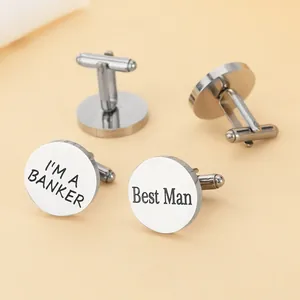 Vue macro de boutons de manchette en acier argenté avec gravures I'M A BANKER et Best Man