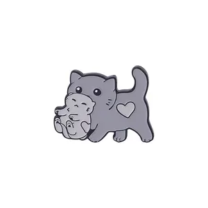 Broche en émail chat mignon avec maman chat grise portant un chaton et motif cœur