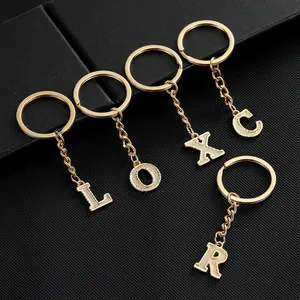 Goldene Buchstaben-Schlüsselanhänger mit Gittermuster und elegantem poliertem Finish