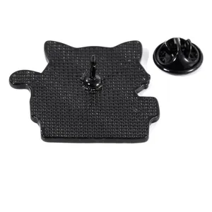 Vista posteriore della spilla in smalto nero a forma di gatto con chiusura a farfalla