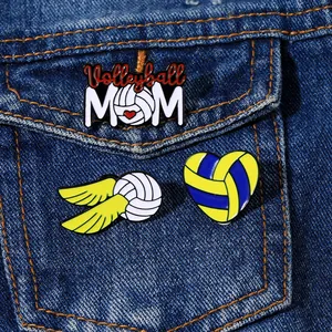 Trois pin's de volleyball en émail sur une veste en jean pour le style d'accessoires