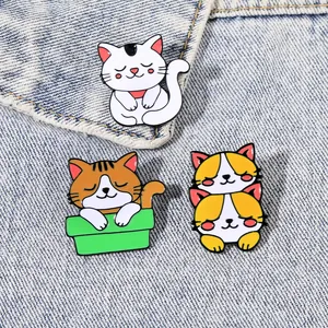 Tre creative spille in smalto a forma di gatto cartoon su sfondo in denim blu