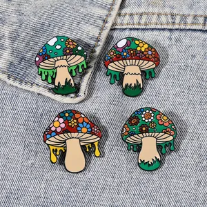 Set di 4 spille in smalto a forma di fungo con motivi floreali su sfondo denim