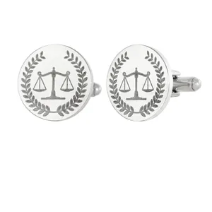 Silberne Edelstahl-Manschettenknöpfe mit Justitia-Waage und Lorbeerkranz-Gravur