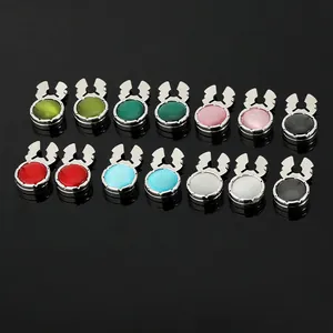Gemelos redondos de colores con base de metal plateado para camisas de hombre