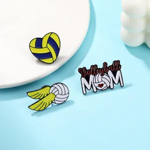 Détail de trois épinglettes en émail volley-ball avec Volleyball MOM et balle ailée