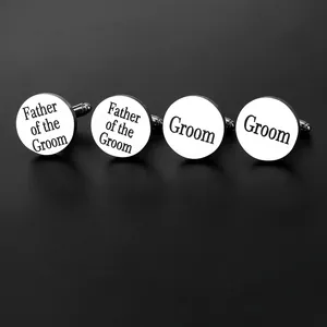Boutons de manchette en argent pour le marié et son père sur fond noir texturé