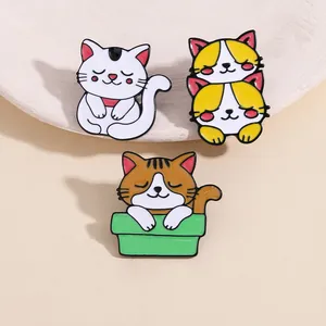 Vista dettagliata di tre graziose spille in smalto a forma di gatto in lega di zinco