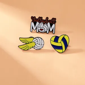 Détails de trois épinglettes en émail de volleyball incluant Volleyball MOM et cœurs
