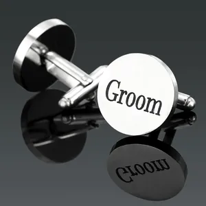 Détail de boutons de manchette Groom en acier inoxydable poli pour homme sur fond noir