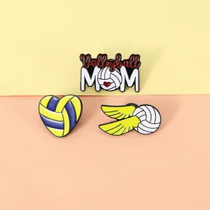 Ensemble de 3 pin's émaillés volleyball comprenant le texte Volleyball MOM et des cœurs